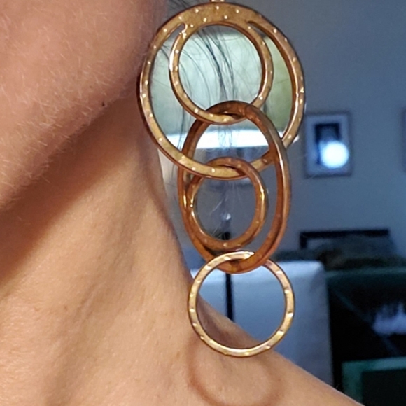 Large gold hoop earrings with copper tint, 3" drop, lightweight hammered metal - Picture 4 of 8